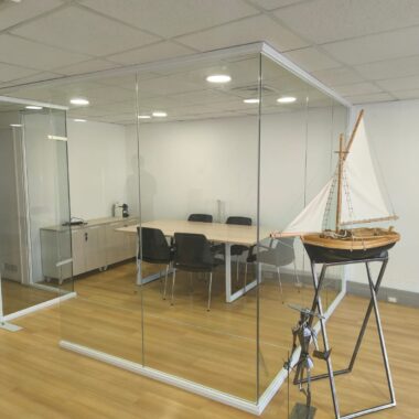 CIERRE DE OFICINA ALUMINIO CON CRISTAL LAMINADO